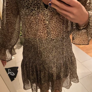 Leopard klänning - Jättesnygg leopard mönstrad klänning från zara🖤🤎storlek m men passar mig som är s!