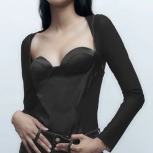Korsettplagg från Zara🖤 - Sexig korsettopp från Zara med hjärtformad urringning🖤  🖤Ordinarie pris 359:-  🖤Säljer för 199:- 
