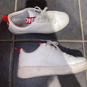 Vita skor ifrån New yorker i storlek 38. De är ganska smutsiga nu men tvättar de självklart om jag får sålt dom, annars i bra skick!💘