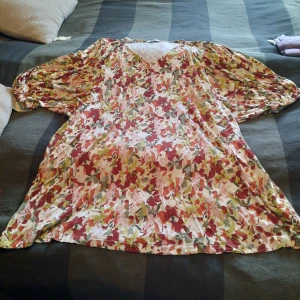 Lång tunika - Lång tunika,helt ny,kan skickas  mot frakt kostnad,swish eller kontant