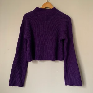 Lila stickad crop top  - Fin och mysig crop top som passar perfekt till hösten och vintern. Har långa ärmar och är S men passar även M 