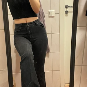 Jeans - Svarta bootcut-jeans. Skriv privat för fler bilder. Tryck inte på knappen köp direkt 