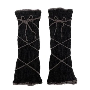 handvirkade benvärmare🤎 - supersöta benvärmare köpta här på plick, säljer då de är lite för små, bilderna är lånade!! 🤎🐻🧸