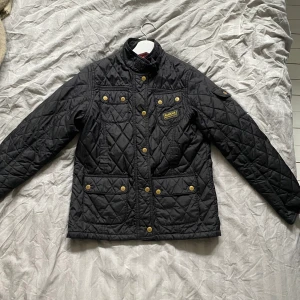 Jacka  - Säljer nu denna supersnygga Barbour jackan, i storlek XS. Den är använd men i ett superbra skick. För mer information, är det bara att kontakta mig!