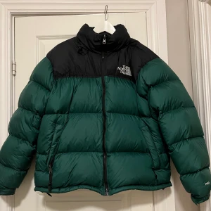 The north face jacka  - Säljer en north face jacka. Använd endast en säsong så väldigt fint skick. Nypris: 3699kr Dunjacka så den är väldigt varm 