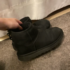 Uggs - Svarta Uggs i 39. Använda men ändå bra skick, fullt funktionsdugliga ett bra tag till! Gått upp lite på en söm men inget som påverkar. Nyss impregnerade. Självklart de äkta uggsen