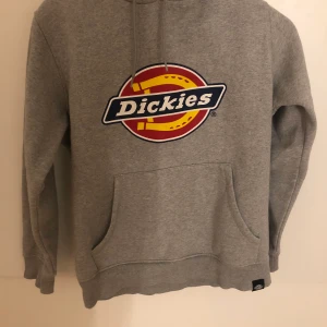 Dickies - En grå dickies hoodie i strl s   