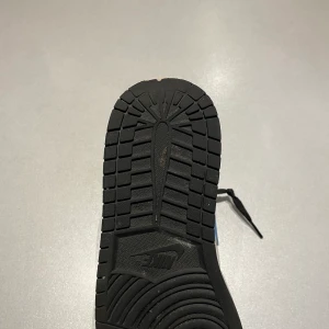 Air Jordan 1 Mid White Black Royal - Säljer nu mina jordans. Bra skick men litet slitage bak på vänster sula (se bild). Hör av dig vid intresse. Köparen står för frakt. Box ingår. Ny pris 2799kr.