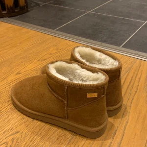 Uggs  - Ett par jättefina uggs från s.Oliver som jag beställde i fel storlek och har därför valt att sälja dem💕 Har aldrig använt men bara provat. Nypriset för skorna var 749kr. Passar både storlek 38 och 39.
