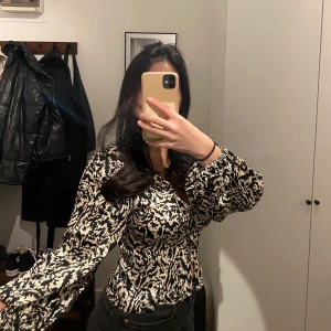 Mönstrad blus  - Säljer denna supersnygga fest blus som tyvärr inte kommer till användning. Endast fotad i så prislapp är kvar, alltså i nyskick. Storlek XS men skulle säga att den går på en S också!  Möts upp eller fraktar💘 