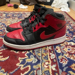 Jordan 1 mid Banned strl 39 - Säljer nu mina jordans i bra skick. Skorna är inte använda mycket. Jag säljer dom nu pga fel storlek och ingen användning för dom längre. Skriv för fler bilder!  Frakt tillkommer🚚