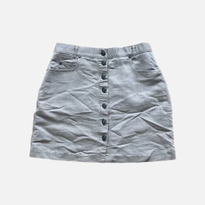 Kjol - Gråbeige kjol från H&M 💌 Den är i strl 38, men skulle säga att den sitter mer som en 36. Skicket är begagnat men fint. Fraktas spårbart för 39 kr!