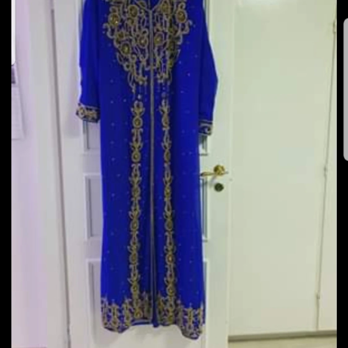 Flera klänningar till salu 