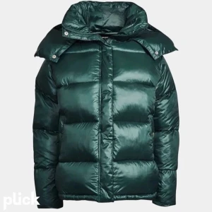 Grön Bikbok Jacka - Säljer denna, då den ej kommer till användning för mig denna vinter! Använd men verkligen i superbra skick. Luva finns med