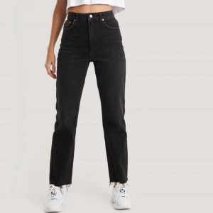 Jeans - Säljer dessa snygga jeans från Na-Kd då de inte passar på mig, inga tecken på användning (slutsålda på hemsidan) 🫶🏼