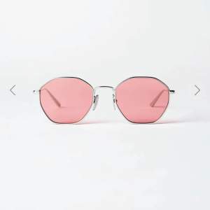 Säljer dessa ljusrosa jättesnygga solglasögon från Chimi. Dem är köpta för 1400kr plus 100kr frakt. Passa på att köpa nu medans dem är billigare inför sommaren för priset blir högre sen. Skriv privat om intresserad. Köparen står för frakt💕💕💕