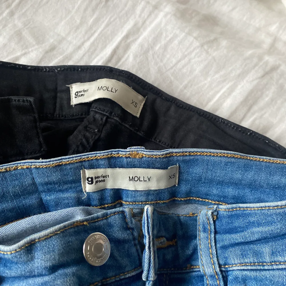 Ett par Molly Skinny jeans från Gina Tricot i storlek 32. Jätte fina och i bra stick. Ord pris 299kr. Du kan få köpa båda för 180kr annars 100kr styck, priset kan diskuteras💕Köparen står för frakten. Hör gärna av dig för mer info!🤩. Jeans & Byxor.