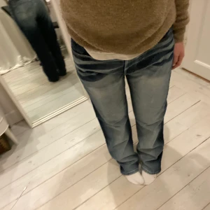 Levis jeans  - Säljer dessa supersnygga levis jeans i strl M då de är lite för stora för mig💗 skriv för mått elr bild på! möts upp på Östermalm eller fraktar!🤍