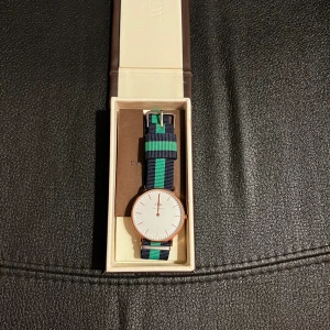 Daniel Wellington Klocka - Nypris: 2000kr (slutsålda nästan överallt) | Bandet: Blå/Grön | Uret: rosé guld | Skick: inga skador/repor. | Modell: 0105DW