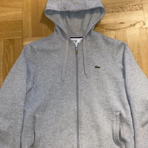 Lacoste tröja - Hej, Säljer min Lacoste sport tröja då den inte längre används. Vid frågor o funderingar meddela mig gärna! Mvh