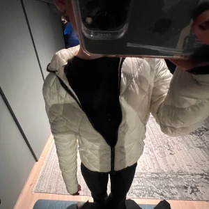 Vit tunntäckjacka  - Säljer min fina vita tunna täckjacka som är superskönt nu till hösten och passar året om.💕 storlek 34. Superskön och bekväm jacka. säljer pågrund av att jag precis köpt en annan jacka. 