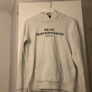 Peak performance hoodie - Vit peak performance hoodie i befintligt skick. Pris går att diskuteras.