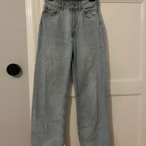 Blåa jeans  - Perfekta blåa jeans som sitter tajt i midjan. Dom är st 38 men passar 36 lika bra.