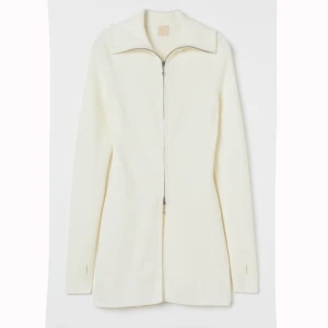 H&M tröja - Lite längre tröja med dragkedja. Använd 2/3 ggr, väldigt fin & skön men används inte. Nypris 399kr