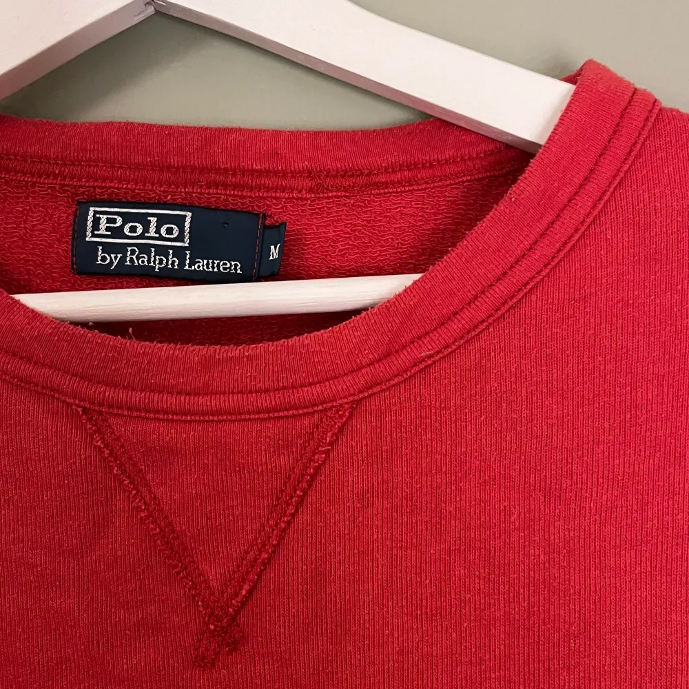Säljer polo tröjan nu som är köpt begagnat i butik på humana för 300kr. Bra skick och knappt använd av mig. Storlek M. . Tröjor & Koftor.