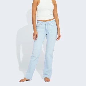 Assnygga byxor - Säljer mina absoluta favoritbyxor som tyvärr blivit för små😩 Strl 28 i midjan och 32 i längden, längdsmässigt passar dom bra på mig som är 177 lång, såljer för 250 eller bud💕