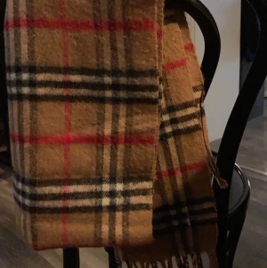 Burberry halsduk  - Fint skick  Kan mötas upp eller frakta  Skönt inför vintern 