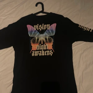 Långärmad tröja från H&M storlek S, NY! - Långärmad tröja från H&M i storlek Small. Endast testad, så i nyskick. Tryck på bröstet, ena ärmen och stort tryck på ryggen.   Djur finns i hemmet, rökfritt hem. 