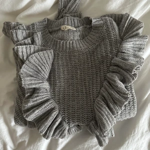 Stickad tröja  - Säljer min super fina och sköna stickade tröja med stickade volanger format som ett v, tyvärr för liten! 