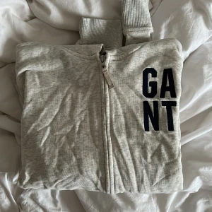 Hoodie med dragkedja från gant  - Säljer min super snygga hoodie med dragkedja från gant, har två stycken och de kommer inte till användning! 
