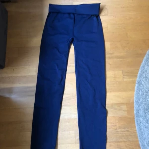 Nya Better Bodies tights stl S - Helt Nya tights från Better Bodies. Skön passform. Högmidjade men funkar bra att vika ner. Skön snygg passform.