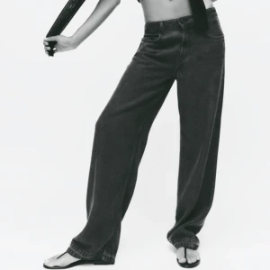 Low waist jeans - Säljer dessa lowwaist jeans från zara, köpta för 2 månader sen. De är oversized i modellen och raka i benen. Säljer endast för de ej kommer till användning. Köpta för 600 kr och är använda en gång 