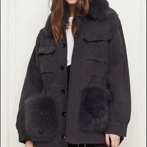 Custommadejacka - Intressekoll❗️  Tänkte kolla intresset på denna gråa custommadejacka. Den är i gamla modellen som inte säljs längre och i bra skick. Säljer bara för bra bud 