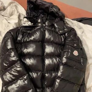 Moncler maya - Moncler maya, äkta. Köpte precis så aldrig använd men den va alldeles för stor för mig.  Storlek 1 som  motsvarar S kan gå ner t 4000 vid snabb affär vill ha dne såld snabbt! Finns ej äkthehetsbevis då ja köpte från någon annan.