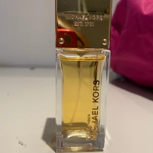 Michael Kors sexy amber - Nästintill oanvänd.  Doftar sätt 