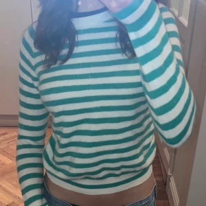 Randig Zara tröja  - Super söt grön och vit randig tröja från Zara🤍💚
