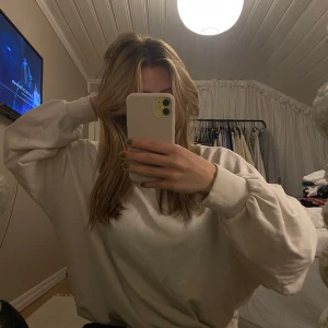 Sweatshirt  - Supersnygg och basic sweatshirt från HM😍skönt material och snygg passform. Storlek M😘OBS, inte helt vit, mer cream färg🤩
