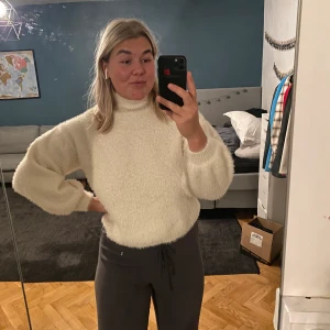 Lurvig vit tröja med polo - Jättefin lurvig vit tröja med lätt polokrage. Hur skön som helst och i toppskick! Strl M från NA-KD