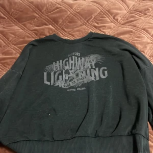 Gina tricot Hoodie - Jag säljer min mörkblåa Gina tricot hoodie eftersom den inte kommer till användning längre💓 Jätte fin och är i bra skick, köpt för 2 år sen ungefär och använd ett par gånger