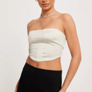 Satin Corset Top - En satin topp som man knyter där bak🤍 Endast använt 1-2 gånger, från Nelly