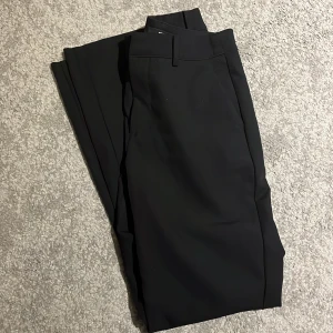 Kostymbyxor  - Svarta kostymbyxor från bikbok, storlek 36. Använda 1 gång🤍