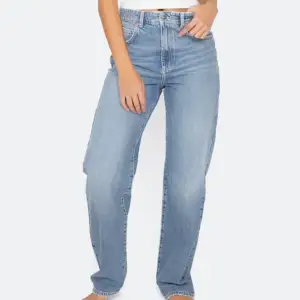 Superfina jeans från BikBok i modellen 90’s straight waist som är lite flare längs hela benet. Storlek 25/32 men är lite för långa på mig som är 161, därav helt oanvända. Återkom för fler bilder ☺️ Köpta för 600, säljer för 450 men kan tänka mig att sänka.