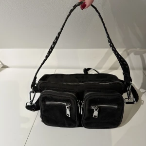 Noella väska - Säljer denna Noella väska som jag inte längre får användning av. Endast använd fåtal gånger. Köparen står även för frakten. Betalning sker via swish. 