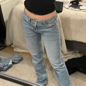 Icon Lowwaist jeans  - Storlek S från lager 157, original pris 400 säljer för 250 ink frakt💕använda en gång så inga defekter, säljer pga har liknande men de är svin snygga 💕💕 skriv om du har frågor 