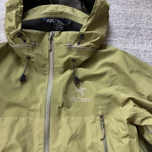 Arcteryx regnjacka  - Riktigt fet vintage arcteryx jacka  Size s  Infällbara luva  Fint skick 