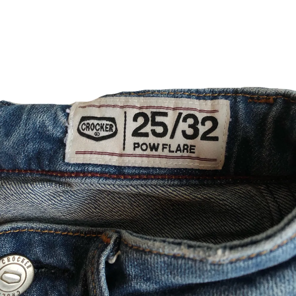 Såååå fina jeans från Crocker. De perfekta flare-jeansen. Låg till medelhög midja. Säljer då de tyvärr blivit för små. Skriv gärna om du har några frågor, vill ha mått eller fler bilder. 🤍✨💙. Jeans & Byxor.